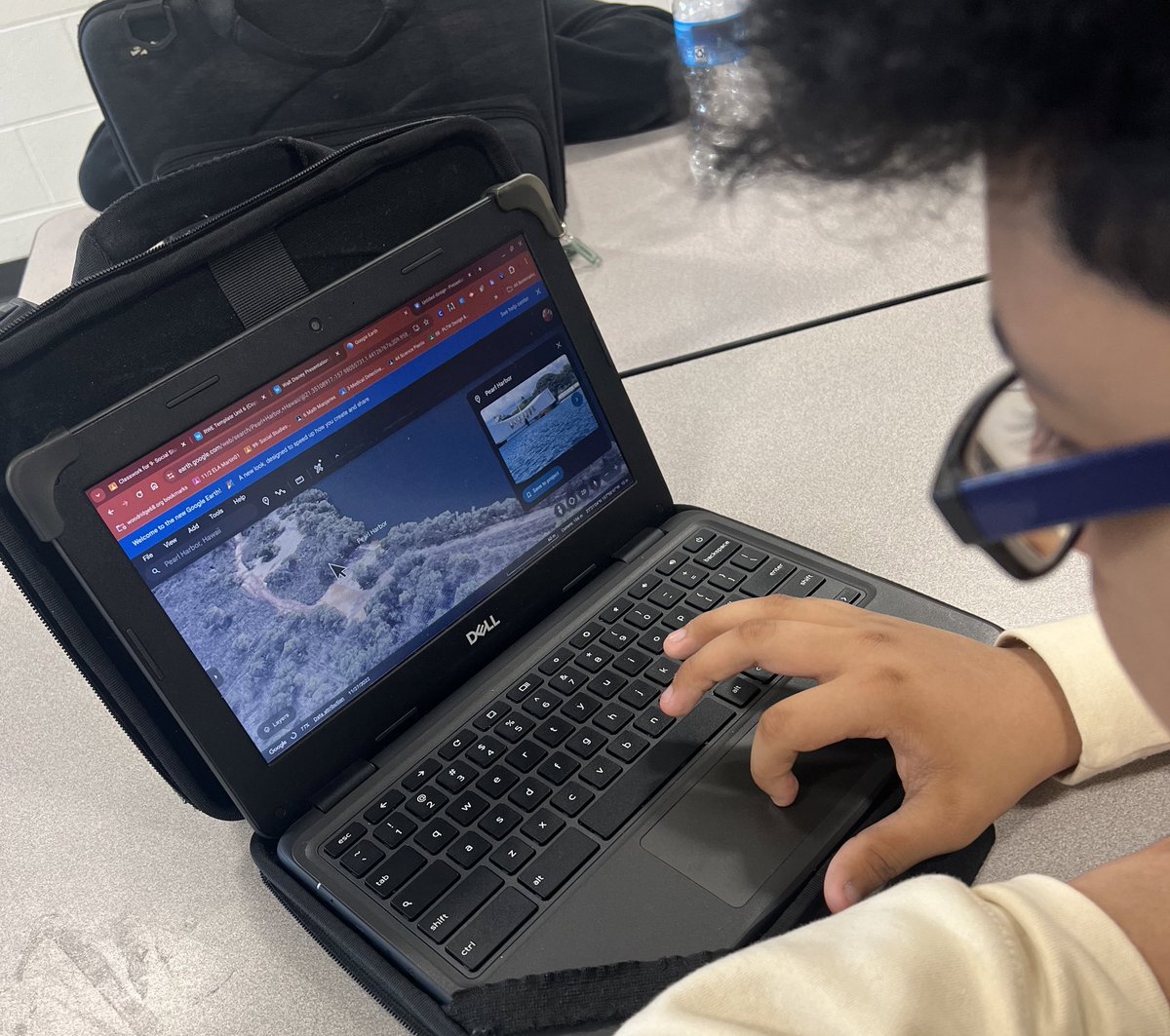 Rockstar 7th graders making final touches to their inquiry presentations in @wakelet and making the most of some epic app-smashing embedding @CanvaEdu presentations for live trivia and links to #GoogleEarth projects to give their presentations that extra, immersive flair 🙌💙