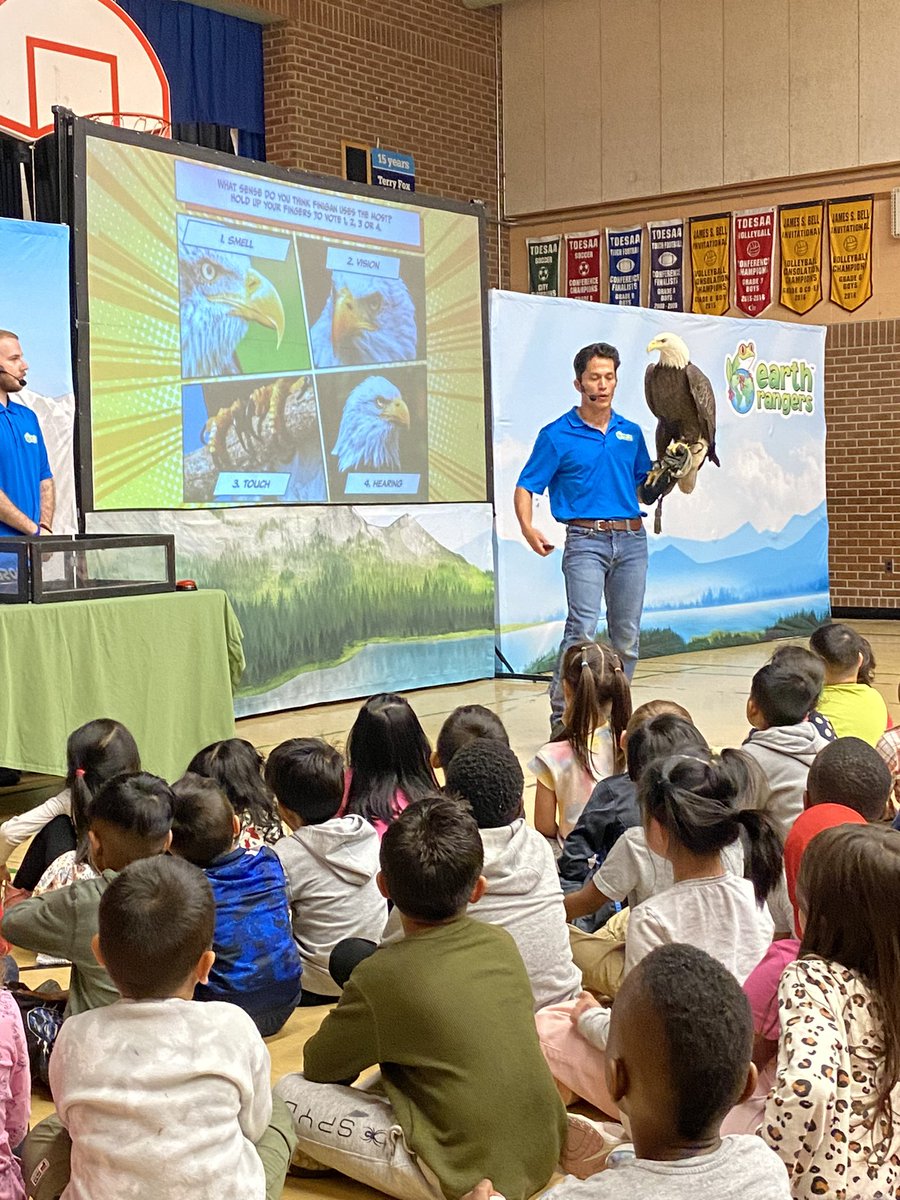 Thank you @BeaumondeBHJMS EcoClub 🌎 for arranging the amazing @EarthRangers assembly this afternoon. We especially enjoyed meeting Millie the armadillo (who balls up like a coconut 🥥) and Finnegan the bald eagle. 🦅