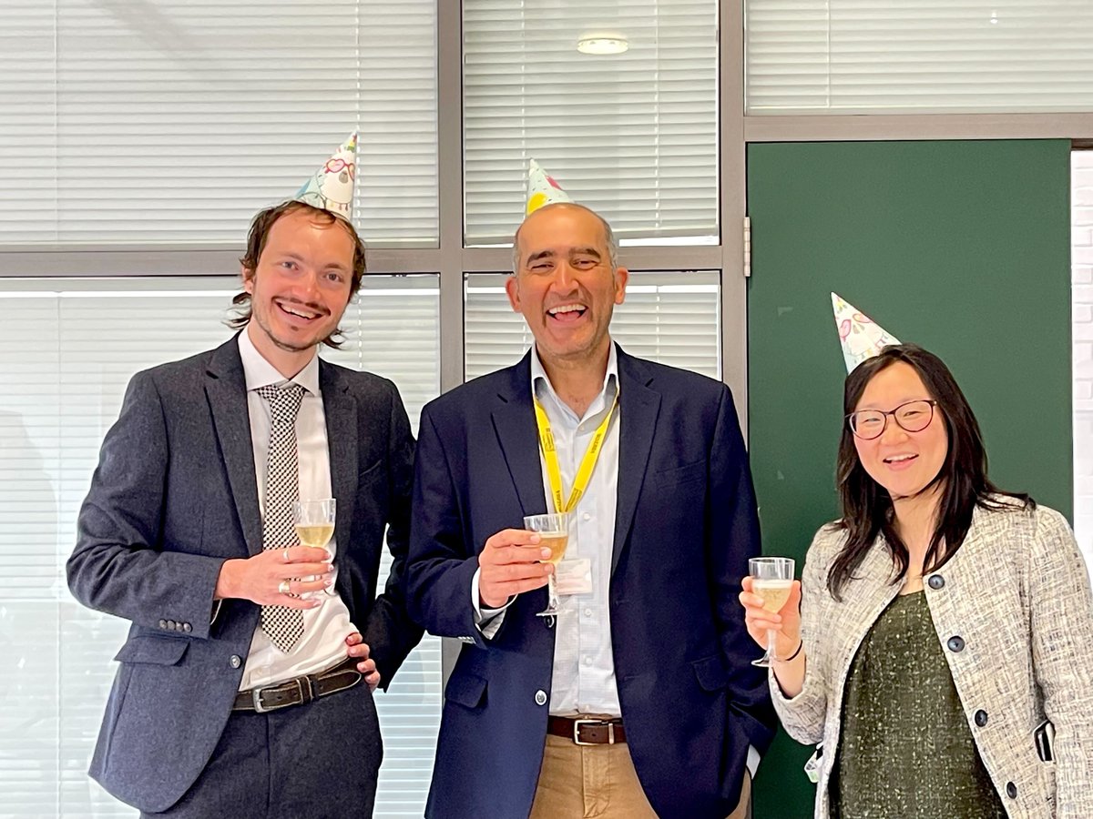 JZhangLab's tweet image. Hurrah to Evan Wroe for passing his PhD viva with minor corrections! We can all break out our party hats!
Thanks to Moh El-Naggar for coming all the way across the world to give his seal of approval! @BioPhysicalMoh