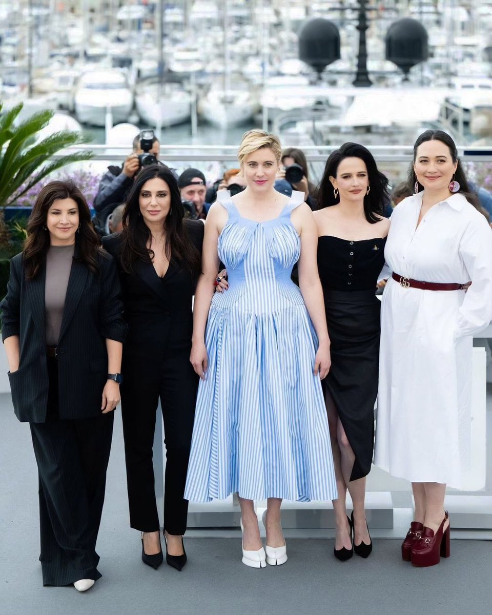 Ebru Ceylan, Nadine Labaki, Greta Gerwig, Eva Green ve Lily Gladstone. 77. Cannes Film Festivali jürisi bir arada görüntülendi.