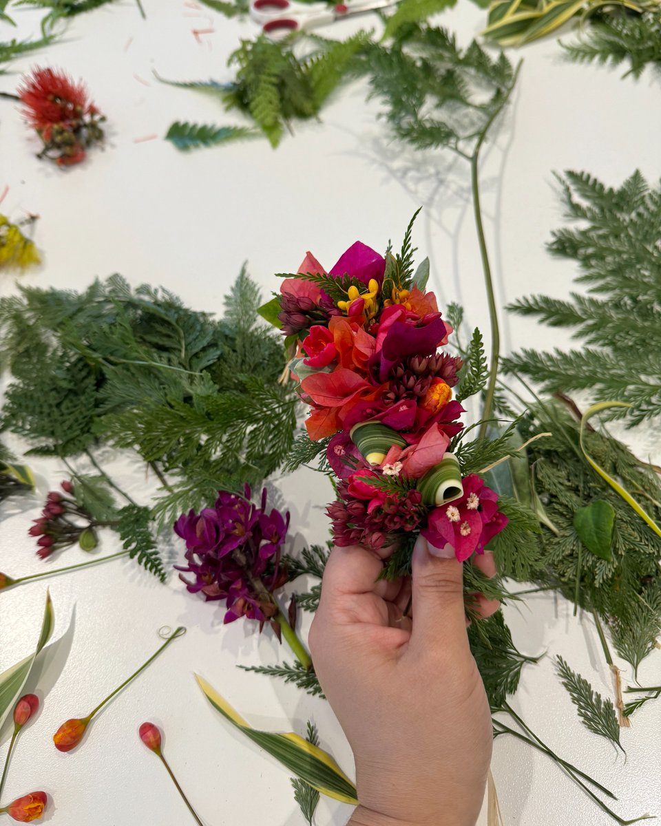 Tag a friend in the comments below that you'd like to make a kupeʻe (wrist lei) for. 🌸🌼

#31DaysofLei #LeiMaking #HawaiianAirlines