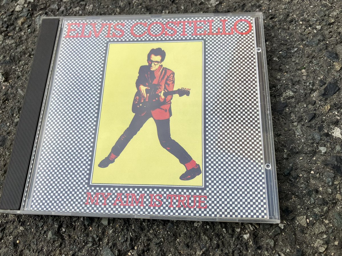 エルヴィス・コステロ
「マイ・エイム・イズ・トゥルー」
『アリソン』

デビューアルバムでいきなり名曲。
さすがコステロ。
でも
好きなのは
『ミステリー・ダンス』
そして、
リアルタイムは「スパイク」からです。