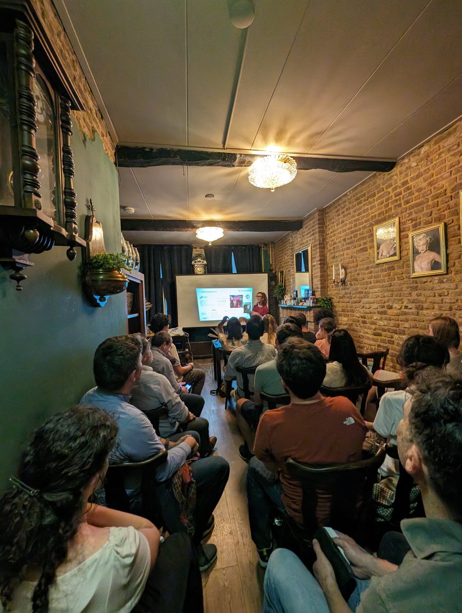 Packed venue tonight at @MERLN_UM event for @pintofscienceNL in Maastricht 👀 Captivating talks from @MoroniGroup on bioprinting in space 🌌 and @Cillero_Lab on personalized patient therapy 🩺 #PintOfScience #ScienceFestival #RegenerativeMedecine