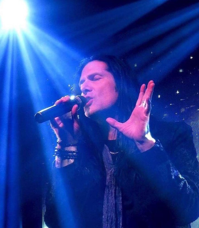Breathtaking pic of Todd @todddammitkerns ♥ on the mic, I love how the light shines on him as he sings ✨🎤✨
Credit to photo owner📷
#ToddKerns #Superstar #topvocalist #musicmagic