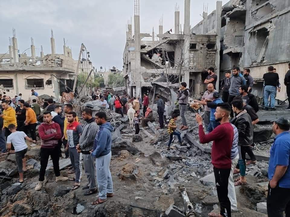 Queste immagini sono precisamente di 3 anni fa. 
Un massiccio attacco aereo in una sola notte distrusse interi quartieri di Gaza, si era parlato di 160 aerei. Lo Stato Sionista Nazista🇮🇱 ha sempre fatto ciò che voleva sui gazawi, anche senza il 7Ottobre.
#GazaGenocide 
#Israel 🤮
