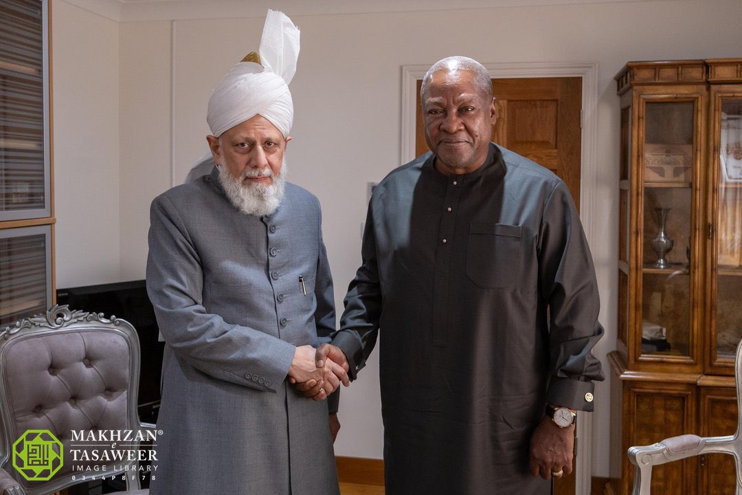 Former President of Ghana @JDMahama had the honour of meeting the World Head of the Ahmadiyya Muslim Community. His Holiness Hazrat Mirza Masroor Ahmad affectionately recalled his own experiences in Ghana & expressed his desire to see Africa continue to progress & develop.