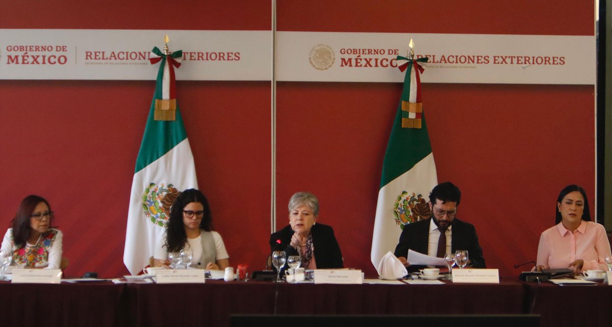 📸La canciller Alicia Bárcena dio la bienvenida esta mañana a la X Sesión Ordinaria de la Comisión Intersecretarial de Atención Integral en Materia Migratoria, con la presencia de la secretaria @LuisaAlcalde de @SEGOB_mx, @Letamaya de @SEP_mx, @A_MontielR de @bienestarmx,