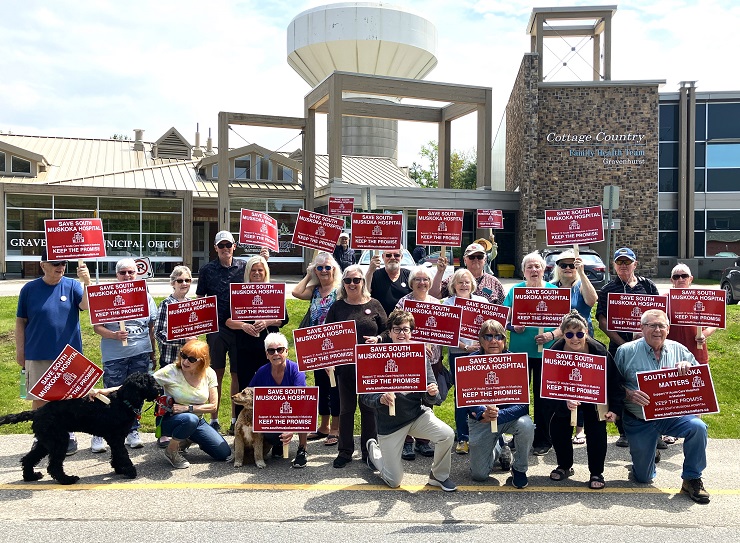 SSMH MARCHES ON GRAVENHURST TOWN HALL TODAY LOOKING FOR HOSPITALS SUPPORT muskokatoday.com/2024/05/ssmh-m…