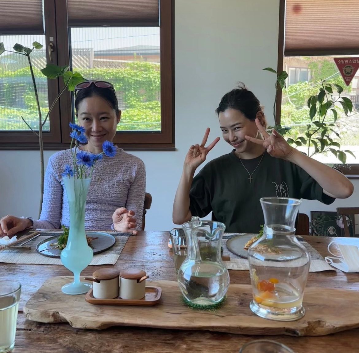 kong hyojin, honey lee, jung hoyeon and park sodam are having lunch together