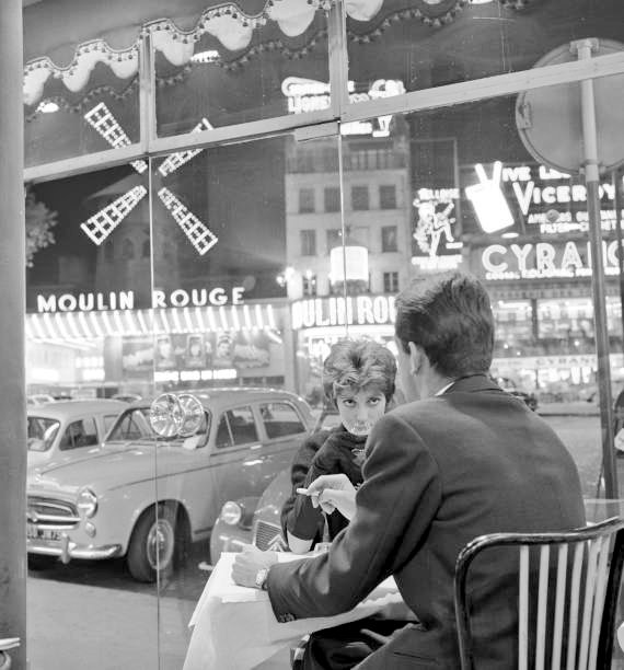 Bert Hardy. 
Couple dans un café devant le Moulin Rouge 
1960.