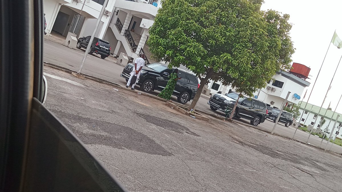 House members representing Owerri municipal state constituency Hon Clinton Amadi (LP) and his counterpart from Isu State   constituency Hon Emeka Ozurumba (APC) got their own share of SUV gift from the governor. 

I thought we Obidients agreed not to accept car gifts from APC🧐