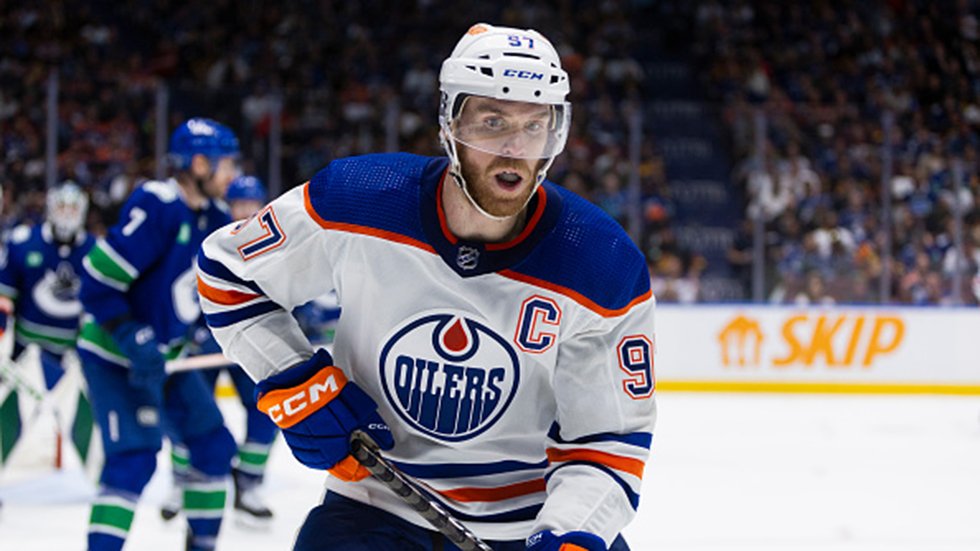 From @7ElevenCanada That's Hockey - Not that he needs it, but Connor McDavid will likely be extra motivated tonight... Bruce Boudreau on how he handled a star player in a similar situation and if McDavid is poised for a huge Game 4: tsn.ca/nhl/video/7-el… #7ElevenThatsHockey