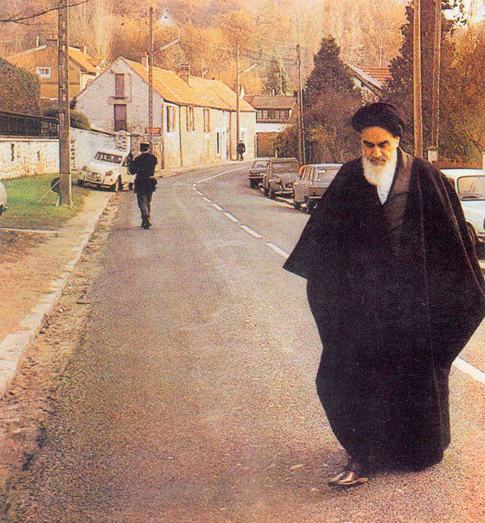 L'Ayatollah Khomeini en exil en France, 1978.
'On a été tétanisé par l'idée qu'on pouvait être intolérant, et du coup, nous avons toléré l'intolérable !' - Elisabeth Badinter