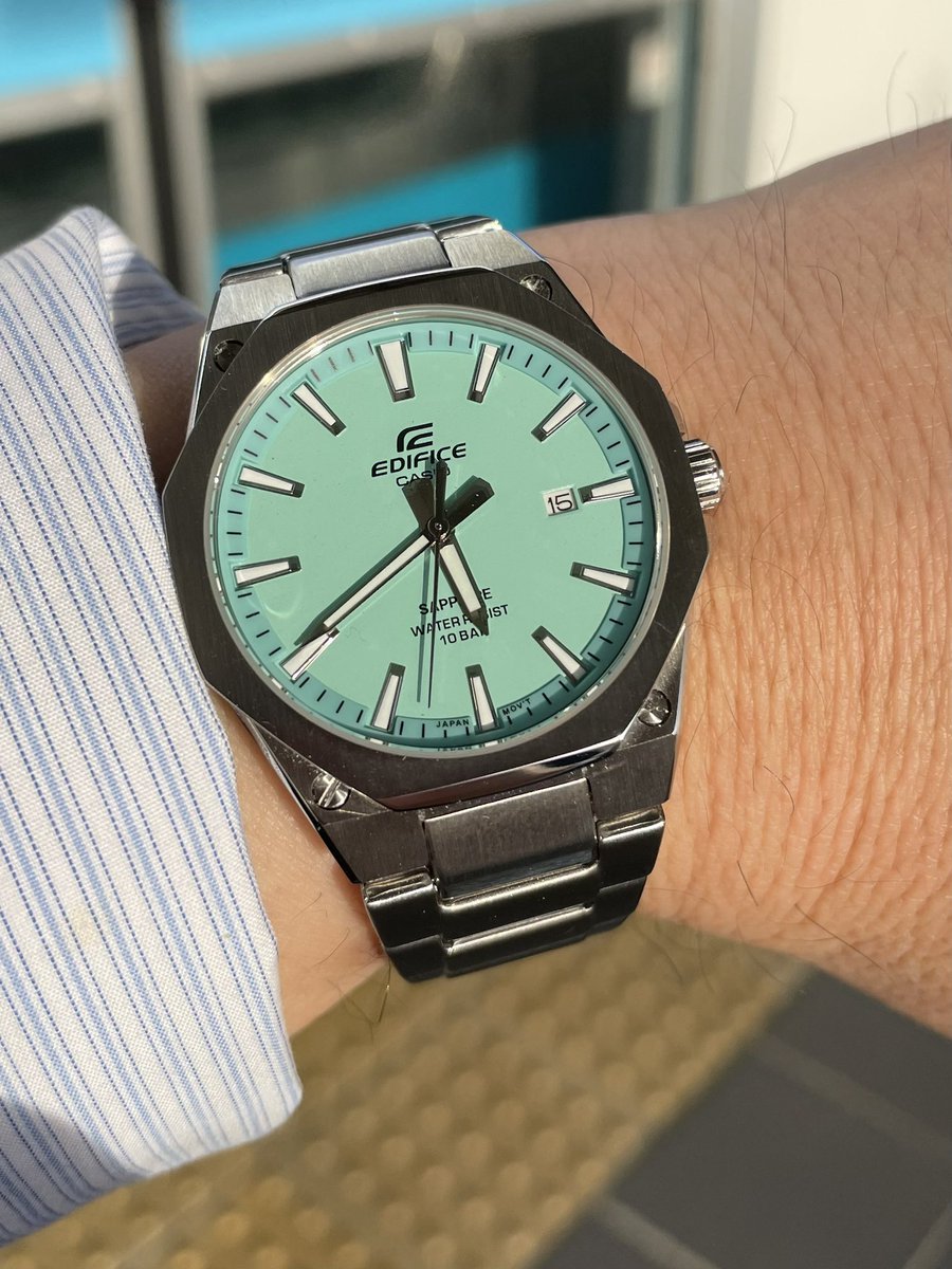 tokei_lover's tweet image. 水曜日は夏色のCASIOEDIFICE7.8mmの薄型3針クォーツで出勤　やはり薄くて軽い
#casio #casioedifice #カシオエディフィス