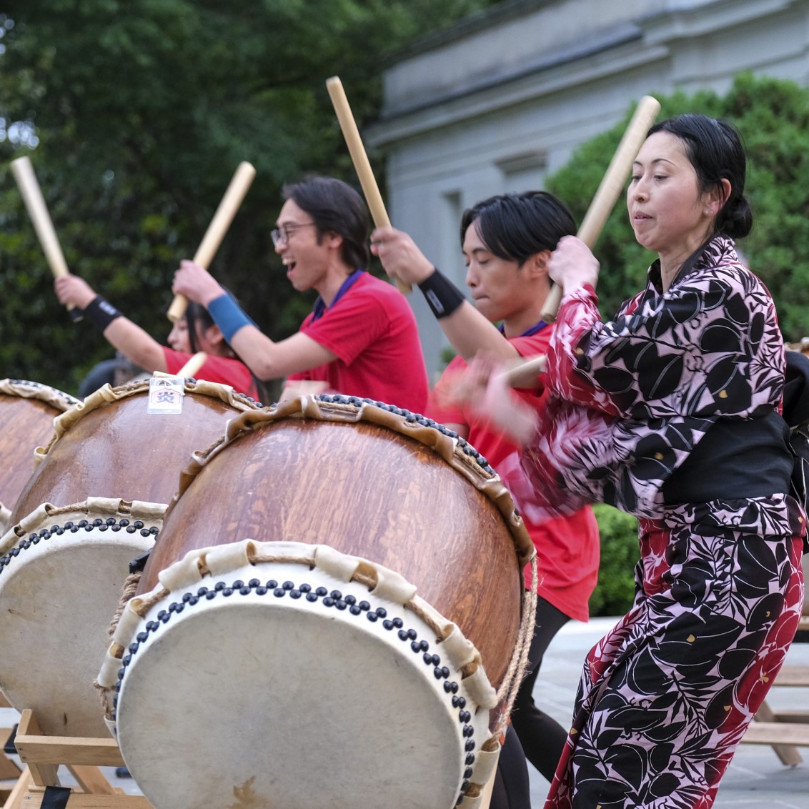 🇯🇵 On Fri, May 17, explore more aspects of Japanese culture with an Ikebana demonstration at 1 pm and a free show by River City Taiko Drummers at 6 pm. ➡️ View events inspired by 'Samurai Armor from the Collection of Ann and Gabriel Barbier-Mueller': bit.ly/3SOYdiP