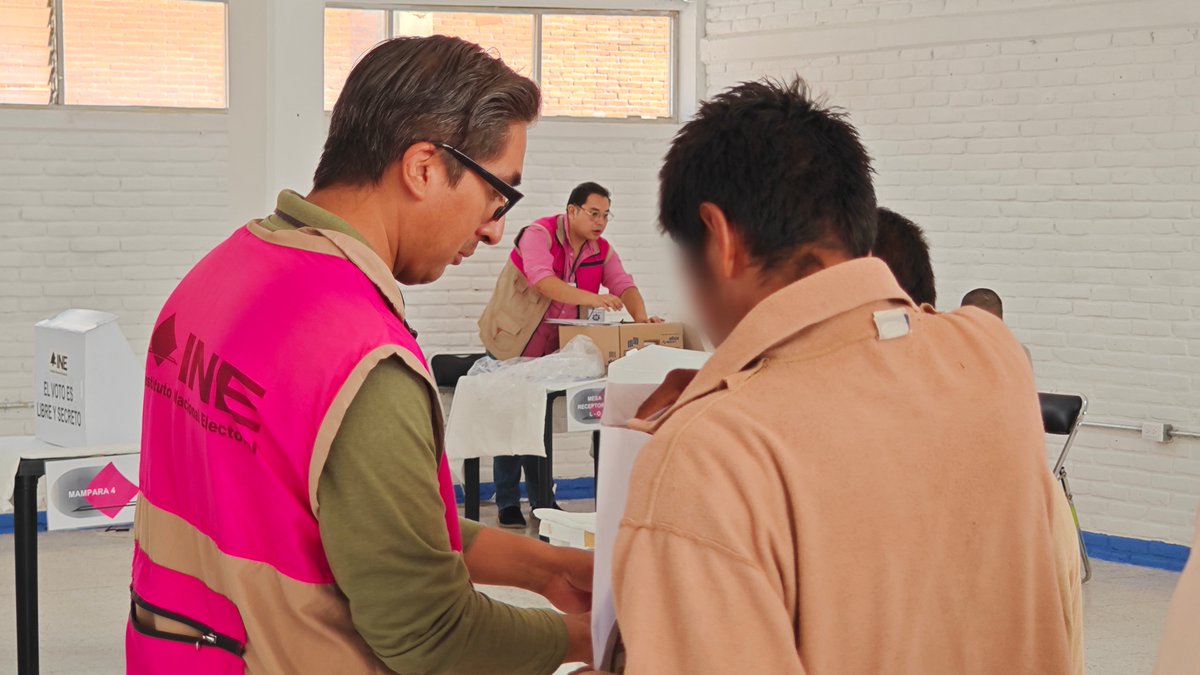 SSPGobPue's tweet photo. Bajo los lineamientos de @INEMexico, personas privadas de la libertad en el centro penitenciario de Puebla participan por segundo día consecutivo, en la jornada electoral de voto anticipado. 

 🗳 Al momento, se han emitido 842 sufragios. 

En coordinación con autoridades electorales, coadyuvamos a ejercer el derecho al voto.