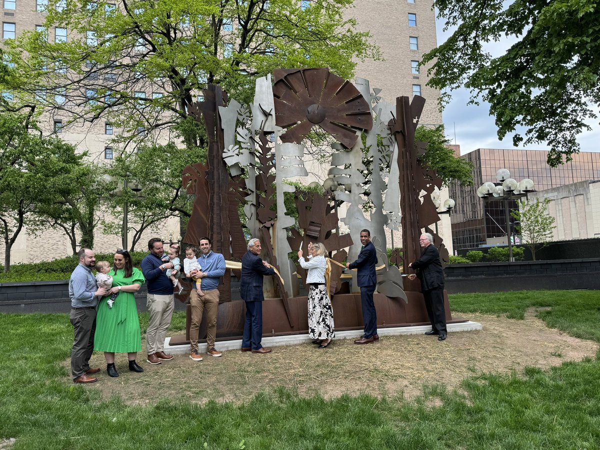 Congratulations to sculptor Albert Paley on the unveiling of his new sculpture, Apollo! An awesome addition to the corner of Main and Clinton outside of @Gallinadev’s Metropolitan! @RochesterChambr CEO @BobDuffyROC is on hand for the celebration