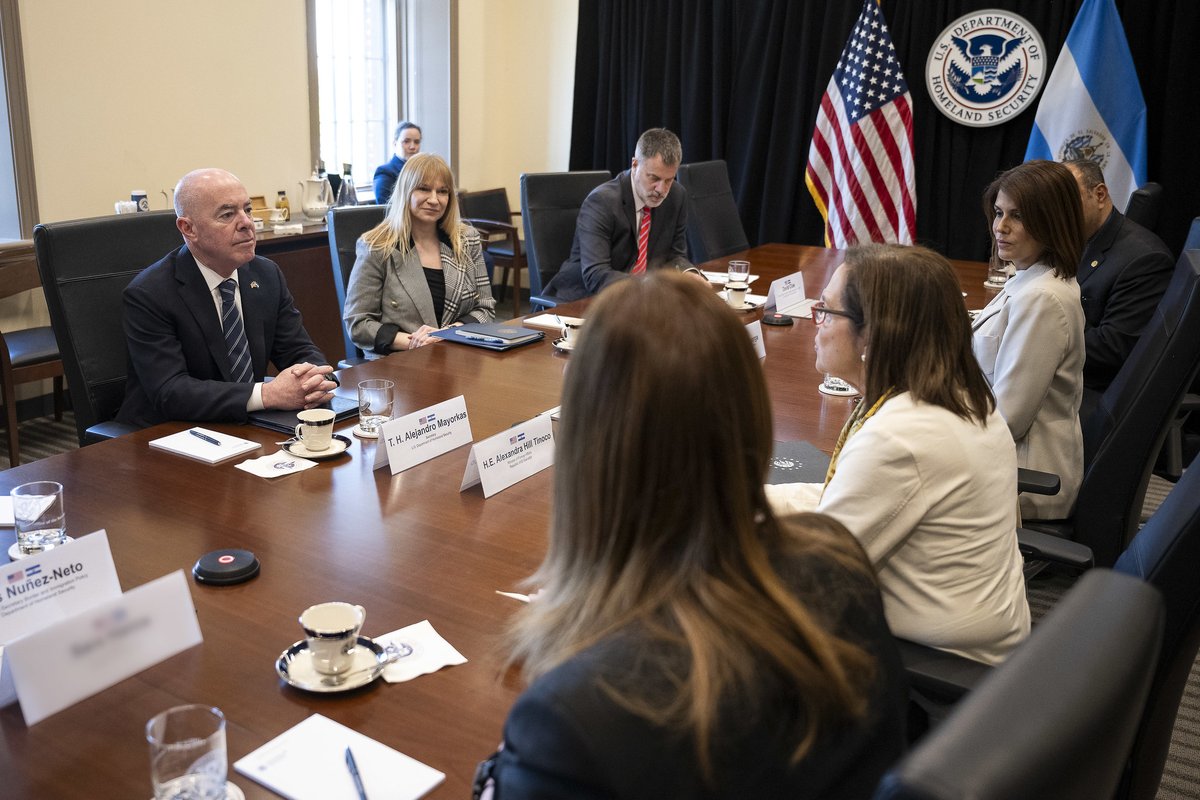 .@SecMayorkas, @DHS_DepSec, & supporting DHS leadership met with El Salvador’s Foreign Minister @CancillerAleHT to discuss collaboration on regional security and migratory solutions to address common challenges. DHS reaffirms its commitment to this mutual partnership in securing…