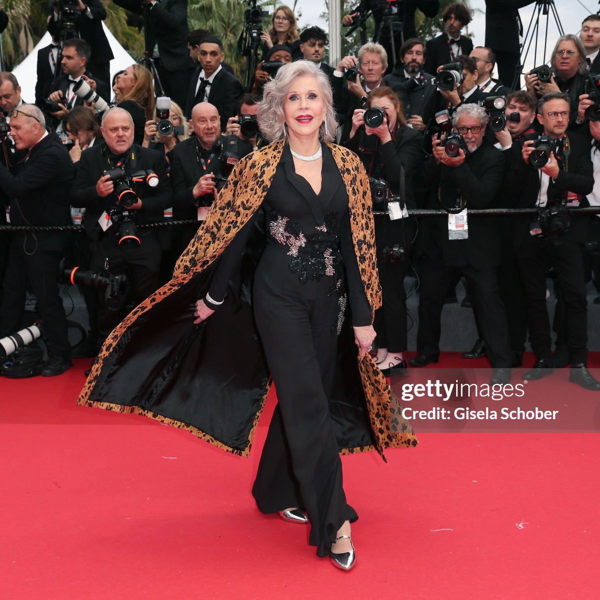 Así llega Jane Fonda a #Cannes2024 . La señora tiene 86 años.