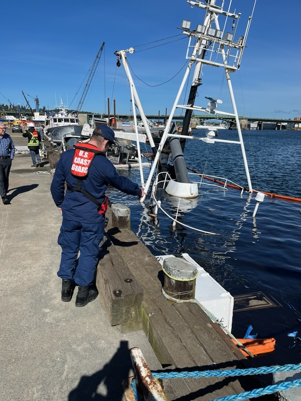 USCGNorthwest's tweet image. #BREAKING #USCG, @ecyseattle, others responding to a 91-foot vessel that sank at a pier east of the Ballard Bridge in Seattle. Containment boom is deployed around the vessel. Contractor is conducting clean-up and response operations.
More info: bit.ly/3wAl6yl