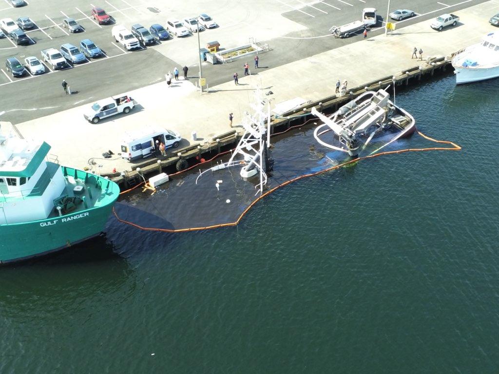 USCGNorthwest's tweet image. #BREAKING #USCG, @ecyseattle, others responding to a 91-foot vessel that sank at a pier east of the Ballard Bridge in Seattle. Containment boom is deployed around the vessel. Contractor is conducting clean-up and response operations.
More info: bit.ly/3wAl6yl