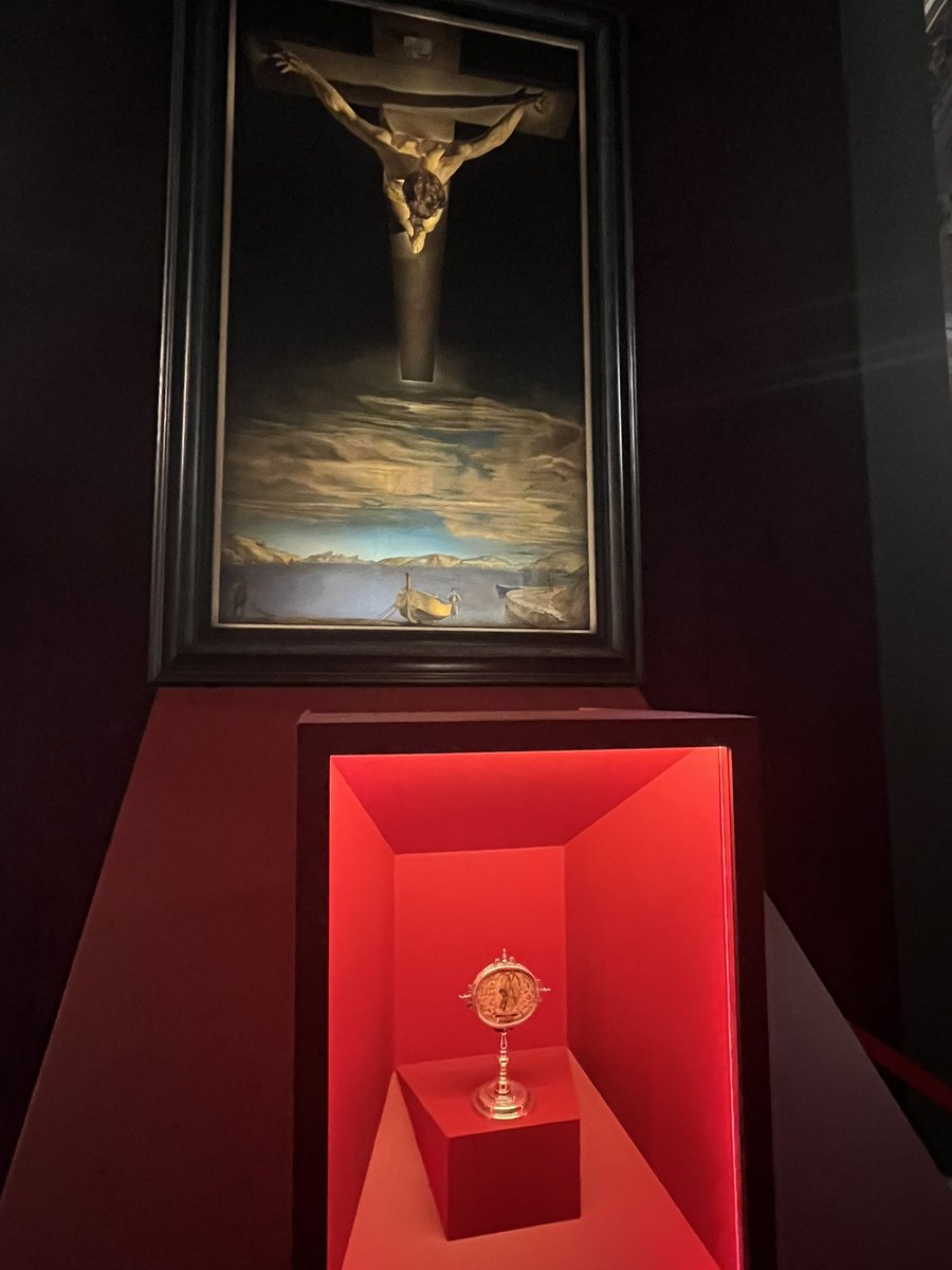 Hoy he visto el Cristo de San Juan de la Cruz (de #Ávila) y el Cristo de Dalí en la iglesia de San Marcelo al Corso, en #Roma, juntos por primera vez 🏛️🌏 Esta es una de las muchas iniciativas promovidas por el #Vaticano de cara al Jubileo de 2025 🎊⛪️