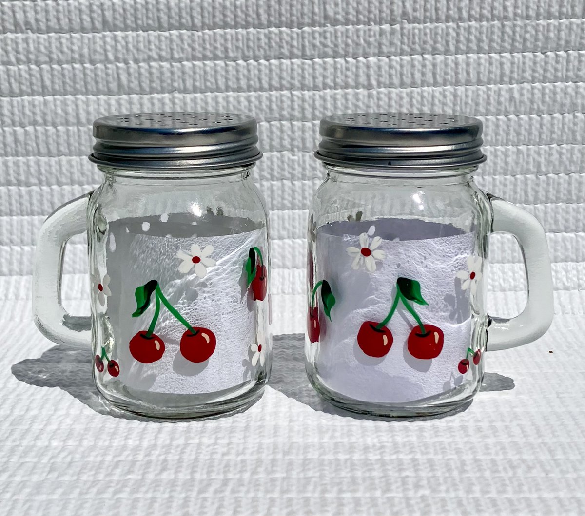 Cherry salt and pepper shakers etsy.com/listing/172705… #cherrydecor #saltshaker #homedecor #SMILEtt23 #etsy #CraftBizParty #etsyshop
