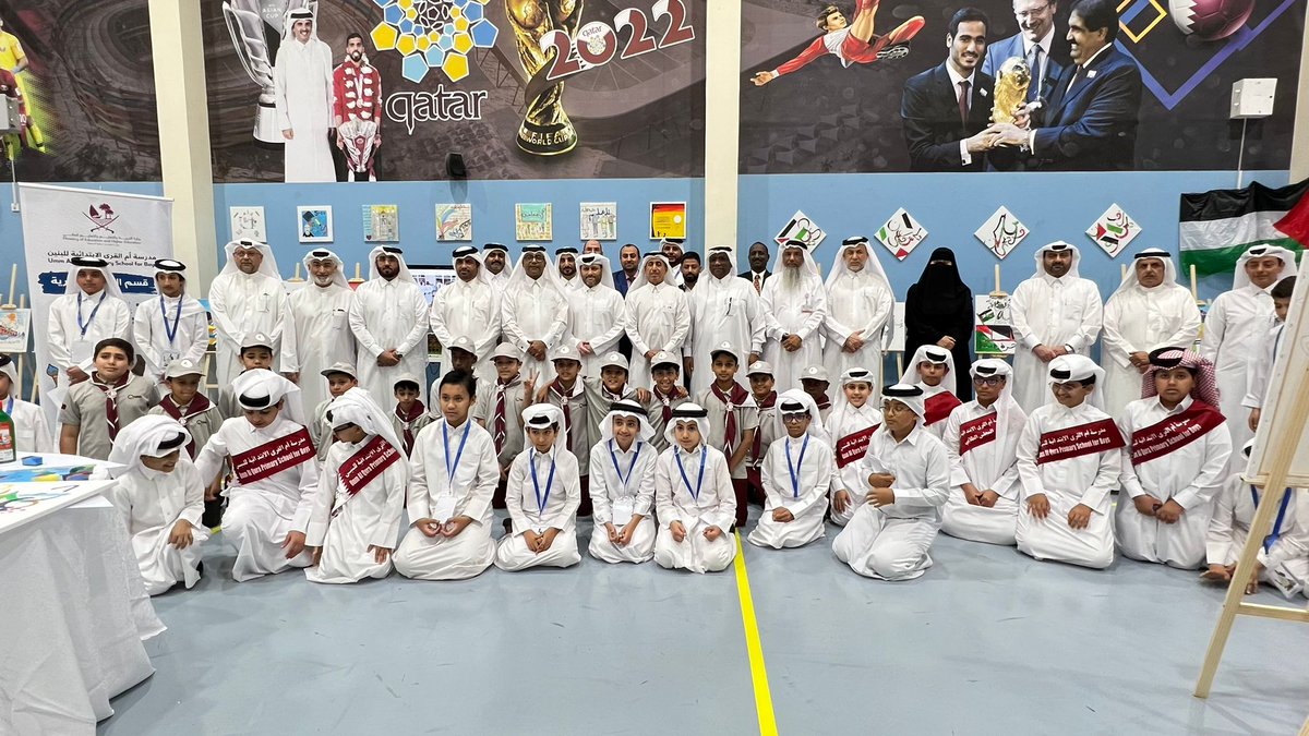 ummalqorapsb's tweet photo. نظمت المدرسة معرضًا فنيًا تحت عنوان "أيادٍ مبدعة"حيث تضمن المعرض أعمالًا فنية من إبداع الطلاب بإشراف قسم الفنون البصرية وقد شرّف افتتاح المعرض سعادة الدكتور إبراهيم النعيمي وكيل وزارة التربية والتعليم و عدد من القيادات التربوية في الوزارة ومديري المدارس وأولياء الأمور. https://t.co/ZVjF4kzofT