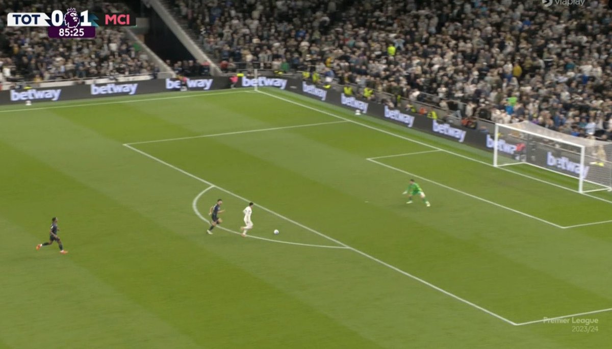Está claro que Son Heung-Min es muy del Tottenham… pudo darle la liga al Arsenal, pero falló esto 👇

Ha sido una grandísima temporada del Arsenal, pero salvo un auténtico milagro en la última jornada, otra vez parece que no le alcanzará para ser campeón