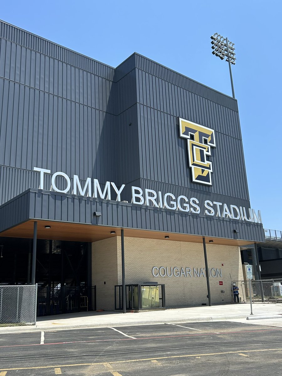 Big thanks to @Bgrady21 and the entire staff for having me by practice today at @TCougarfootball ! Great to watch you guys get after it! #WinTheWest 🔵🟠 #2TRIKE5OLD ⛏️⛏️
