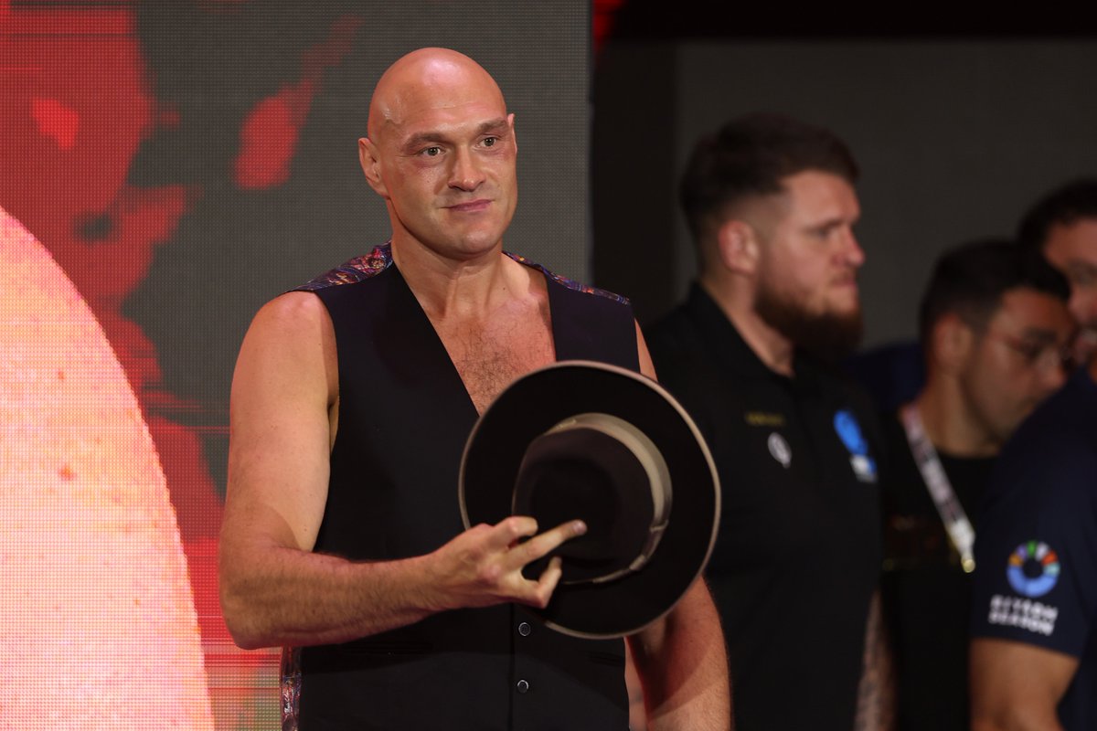 Oleksandr Usyk has warned Tyson Fury he looks 'skinny' just days before their undisputed world title clash mirror.co.uk/sport/boxing/o…