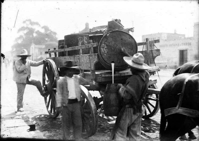 Carreta entregando pulque 
#Anguz