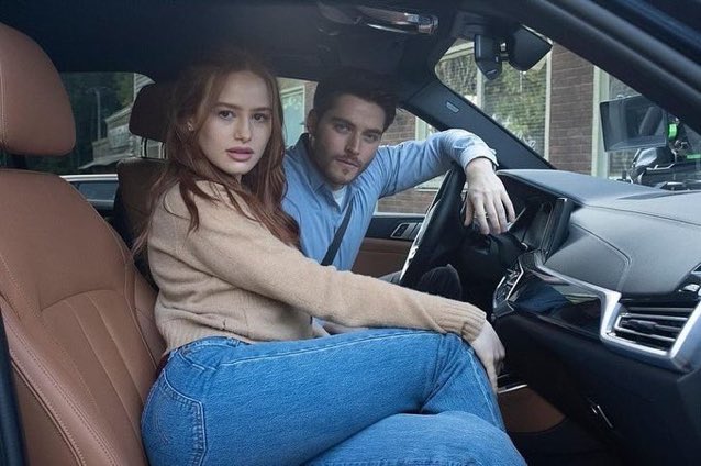 edusouxz's tweet photo. entra no carro vadia vamos ao cinema assistir os estranhos https://t.co/DAaHua6GPq