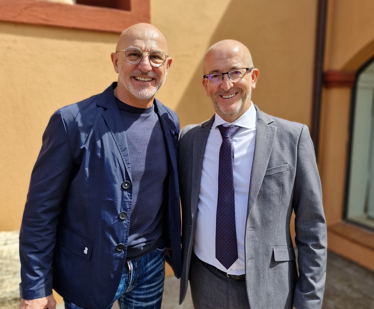 DavidTorvizcon's tweet photo. Una buena tarde con Gente de Fútbol. Luis de la Fuente, Santillana, Toni Grande, Enrique Cerezo, Mario Suárez,  Aitor Karanka, Julen Lopetegui, Santi Denia, Ángel Torres y Vicente del Bosque. ⚽️🏆⚽️ https://t.co/HUmseO7spM