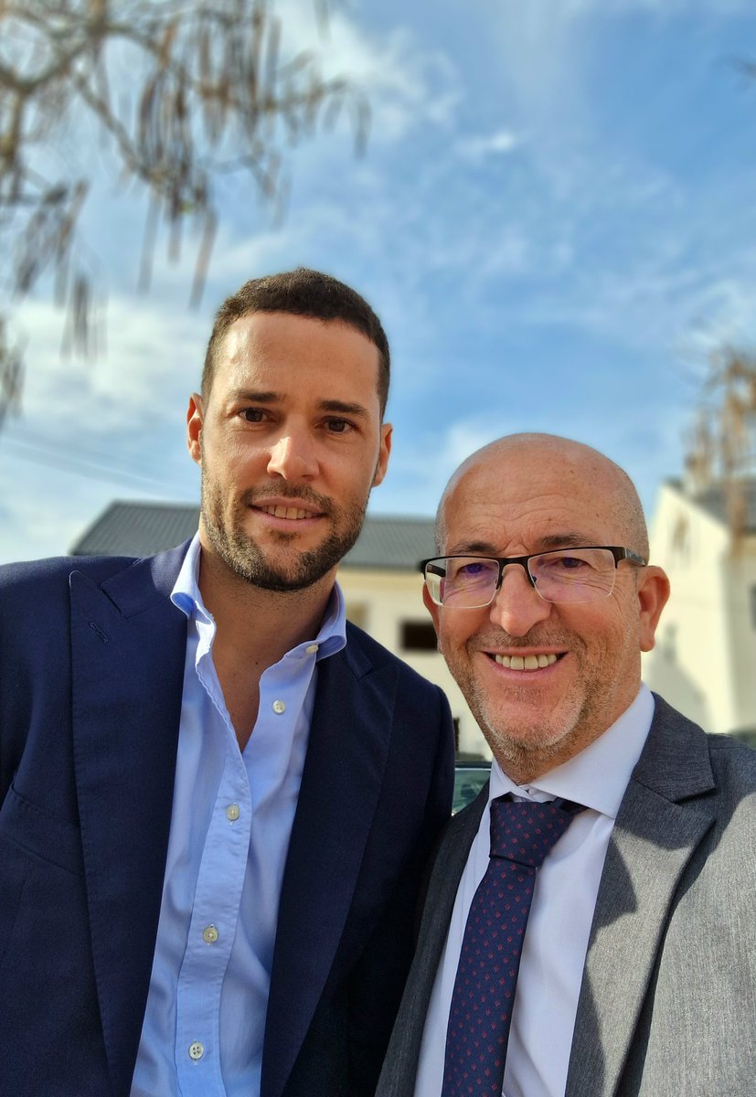 DavidTorvizcon's tweet photo. Una buena tarde con Gente de Fútbol. Luis de la Fuente, Santillana, Toni Grande, Enrique Cerezo, Mario Suárez,  Aitor Karanka, Julen Lopetegui, Santi Denia, Ángel Torres y Vicente del Bosque. ⚽️🏆⚽️ https://t.co/HUmseO7spM