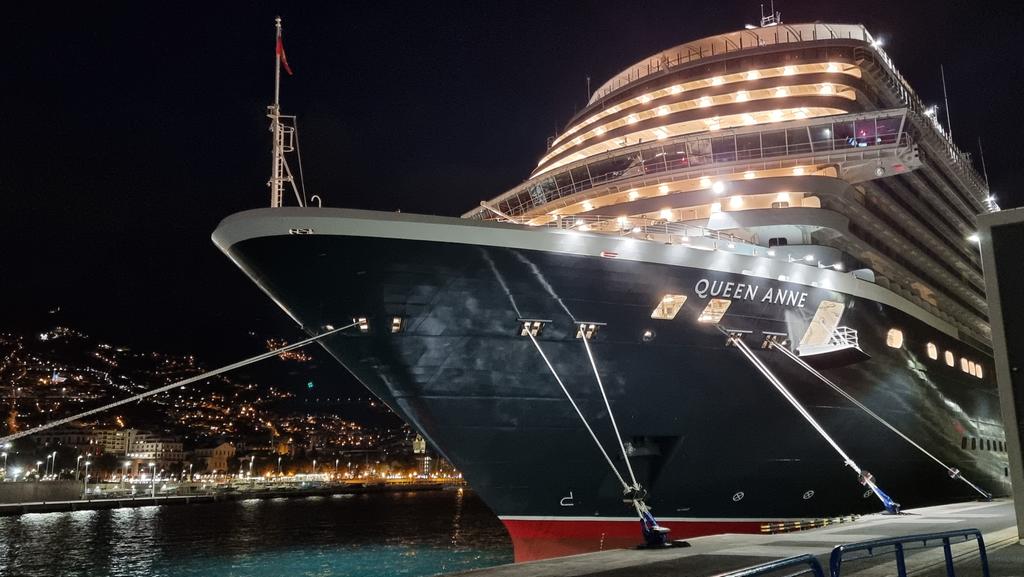 Doesn't @cunardline #QueenAnne look a beauty, all lit up at night?
#Funchal #Madeira #cruise #cruising #ship