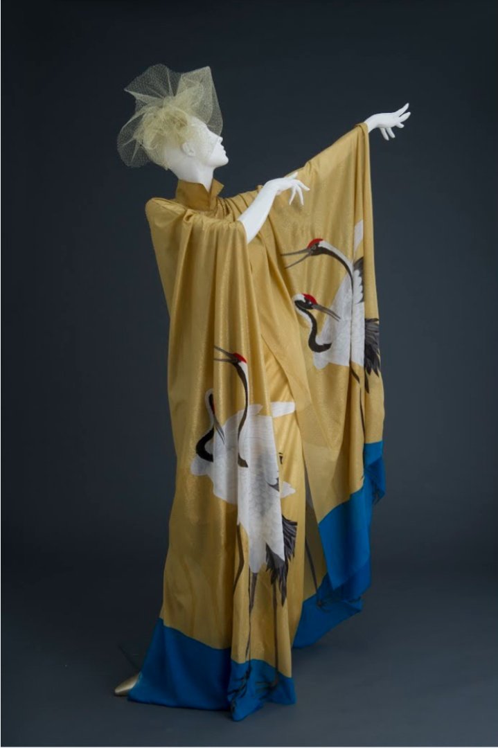 Vestido dorado y caftán en satén de seda, con grullas bordadas a mano.

#Fashion
#TextileArt

Hanae Mori, 2004
© I A M