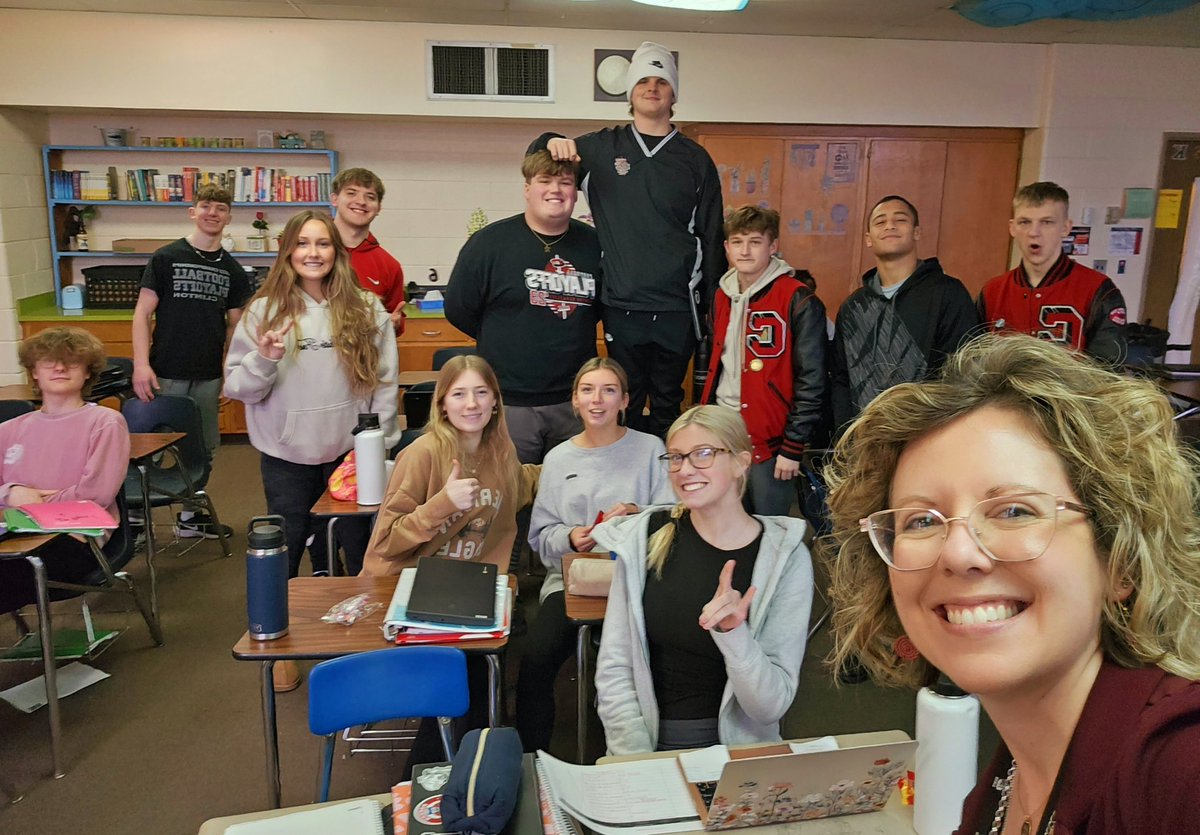 7th hour memory from February 13th, when *someone* declared a certain reward for earning 100% class avg. on a review. Seems like awhile ago, but⌛️has flown. Feeling sentimental as we approach our last few days in Eng12. Going to miss these goofballs ❤️ Maybe I placed a ☎️? 🤔🍕😉
