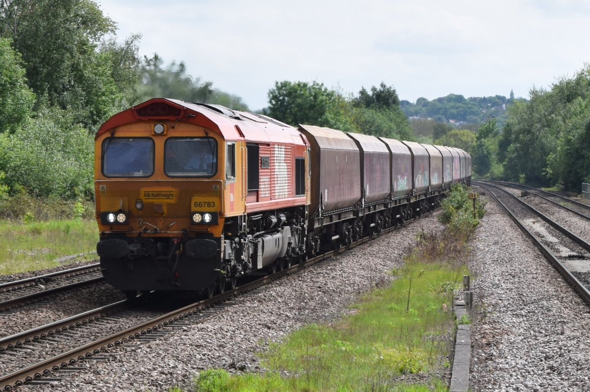 The empties heading back to Barnetby 🫡

4E87 is back with 66783 'The Flying Dustman' this week, seen powering along the Down Barrow Hill towards Chesterfield Station. Get these moves while you still can... Ratcliffe shuts later this year.

@GBRailfreight #shedwatch #Class66