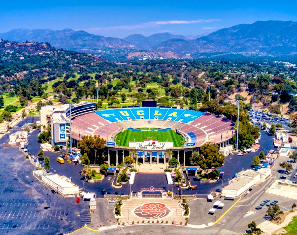 After a great Visit with Coach @Butler_Benton and @DeShaunFoster26 , I have received an official offer from UCLA🔵🐻🟡 @TNelson_9 @Hersey_Football @iamtedwhite @EDGYTIM @AllenTrieu @TNTignite @ThrowItDeep @J_ChristensenQB @QBCoachPreston @TomLoy247 @chadSimmons_ @adamgorney