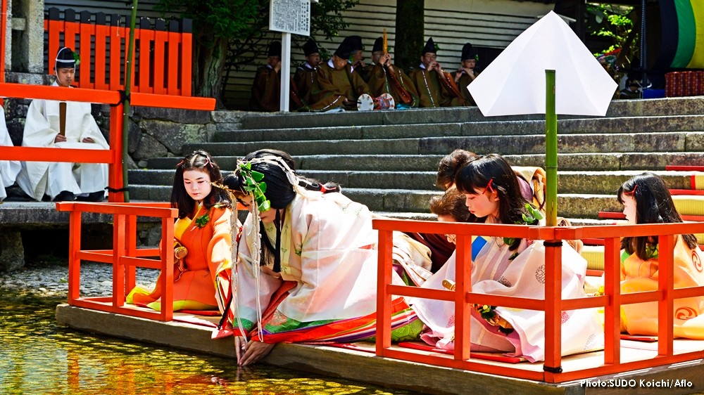 A parade of over 500 people in traditional Japanese attire 👘 vividly paints early summer in #Kyoto! The main event of #AoiMatsuriFestival, a major Kyoto festival dating back about 1500 years to a harvest prayer, this May 15 procession evokes a bygone era. kyoto.travel/en/see-and-do/…