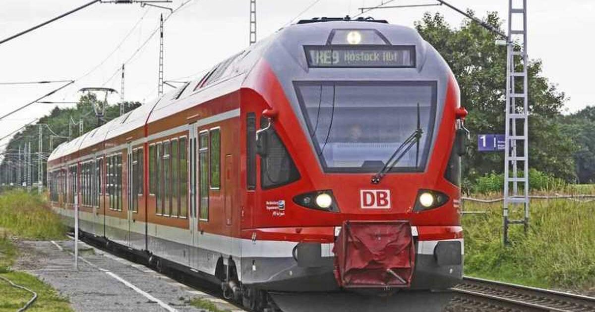 A 22-year-old man experienced instant karma when he attempted to kiss and grope a 25-year-old woman in Stuttgart, Germany. The man, from Tunisia, reportedly lost his arm when a locomotive hit him during a fight when fellow passengers rushed to the… dlvr.it/T6tmsB