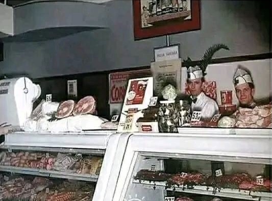DO YOU REMEMBER!👵👨‍🦳 Remember the butcher or meat department when they looked like this ?🤔 🥩