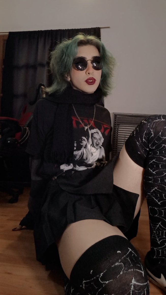 What fo yall think of me starting a music carrer?

#wolfcut #gamergirl #PictureOfTheDay #makeup #transgirl #altgirl #alternativefashion #thiccthighs #thighighs