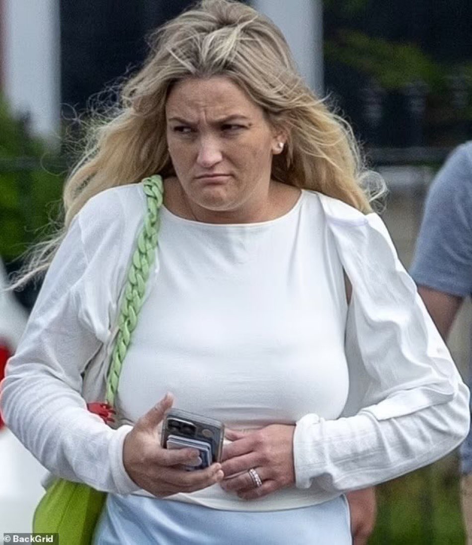 Jamie Lynn Spears leaving church yesterday., image size:950x1097