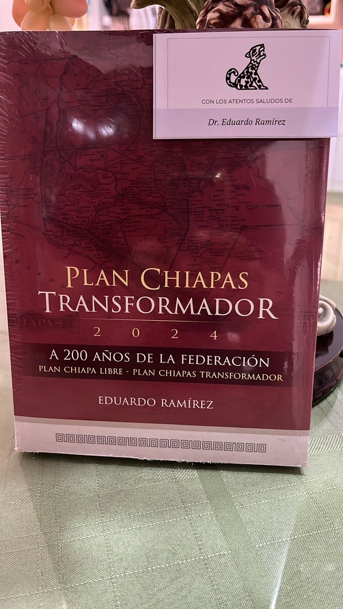 Agradezco regalo de @ramirezlalo_ , un gran libro que cita nuestra historia, el ahora y lo que viene en la nueva ERA. Muchas felicidades futuro gobernador del estado más hermoso de México, por los programas que impulsarás para la transformación de Chiapas 🙌🏻