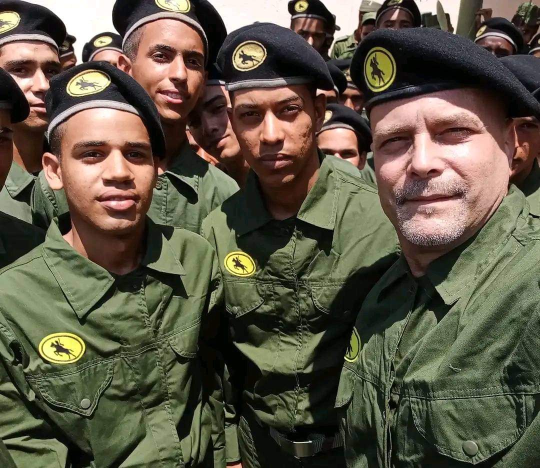 Gerardo Hernández al lado de jóvenes tanquistas. Fotaza 🇨🇺 #Cuba