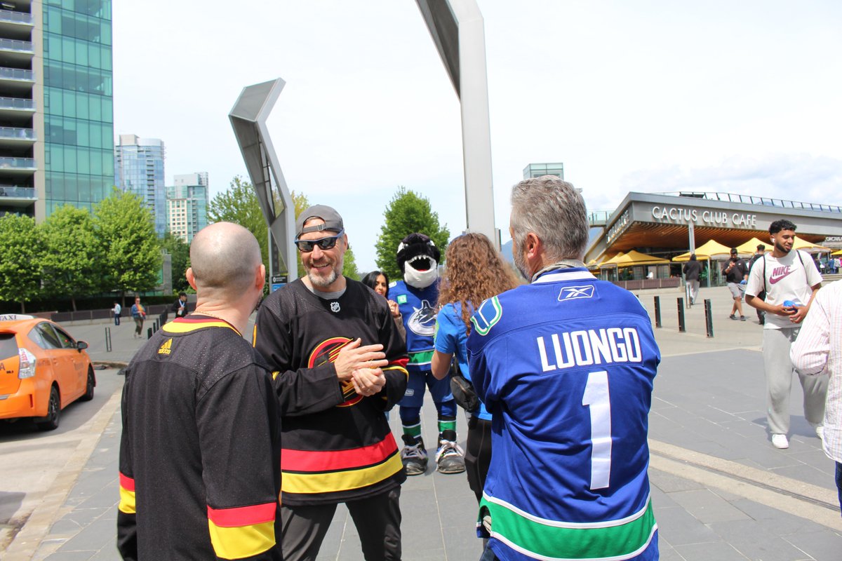 Today's Find Fin brought us to Coal Harbour! We had the best time spreading game day hype, giving away prizes, and meeting fans with @CanucksFIN and @1kirkmclean 💙💚 You can Find Fin around town every Canucks game day, thanks to our friends at @TD_Canada 🐳