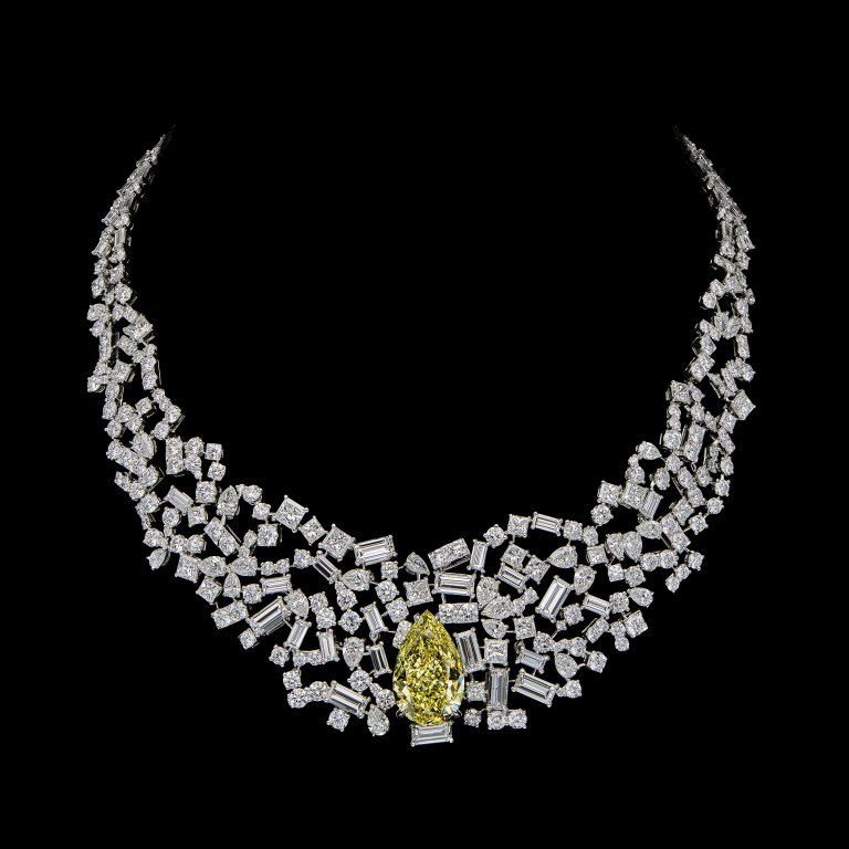 El colgante de diamantes que llevó Rosalía en la Met Gala pertenece a la exclusiva colección de alta joyería 'Dior Délicat' y su valor está estimado en 10 millones de dólares.