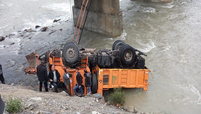Karayollarının iş makinesi Zap Suyu’na yuvarlandı: 3 yaralı gazetevan.com/haber/bolge-ha… #van #vanhaber